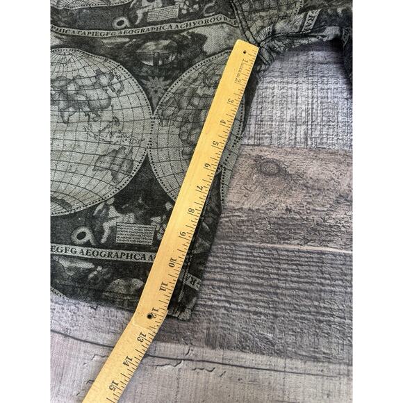 Young Rich & Famous NYC Mens Shorts Size 34 Black Gray Globe Print - Picture 8 of 9